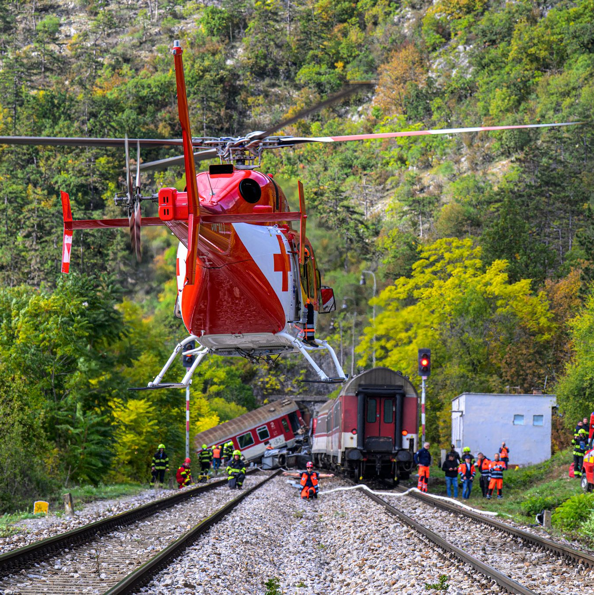 Rettungskräfte sind nach der Kollision zweier Schnellzüge in der Gemeinde Jablonov nad Turnou im Bezirk Roznava im Einsatz. - Foto: Veronika Mihaliková/TASR/dpa