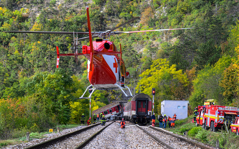 Rettungskräfte sind nach der Kollision zweier Schnellzüge in der Gemeinde Jablonov nad Turnou im Bezirk Roznava im Einsatz. - Foto: Veronika Mihaliková/TASR/dpa