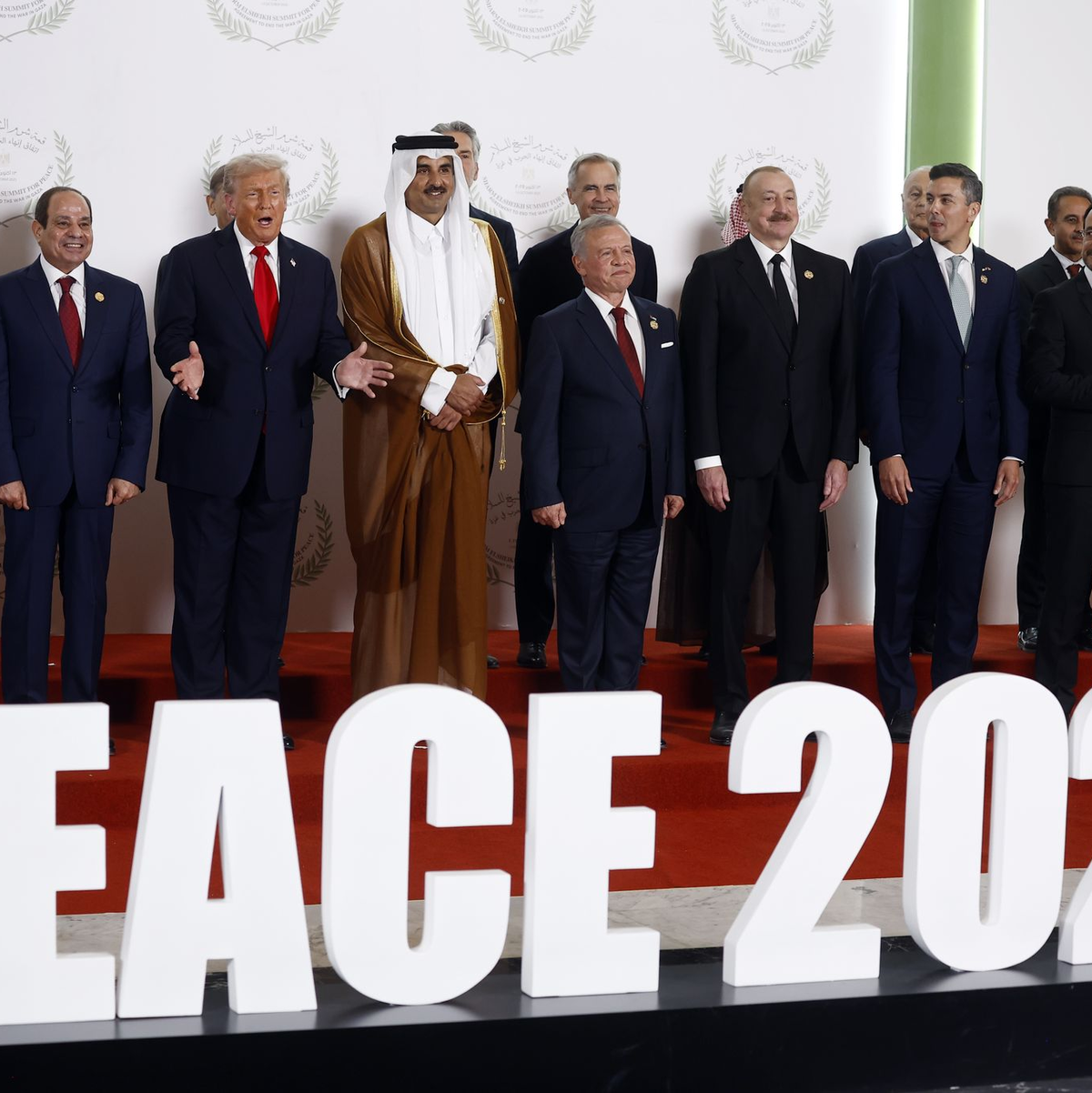 Frankreichs Präsident Emmanuel Macron freute sich über die Teilnahme des Palästinenserpräsidenten Mahmud Abbas am internationalen Gaza-Friedensgipfel. - Foto: Yoan Valat/Pool EPA/AP/dpa