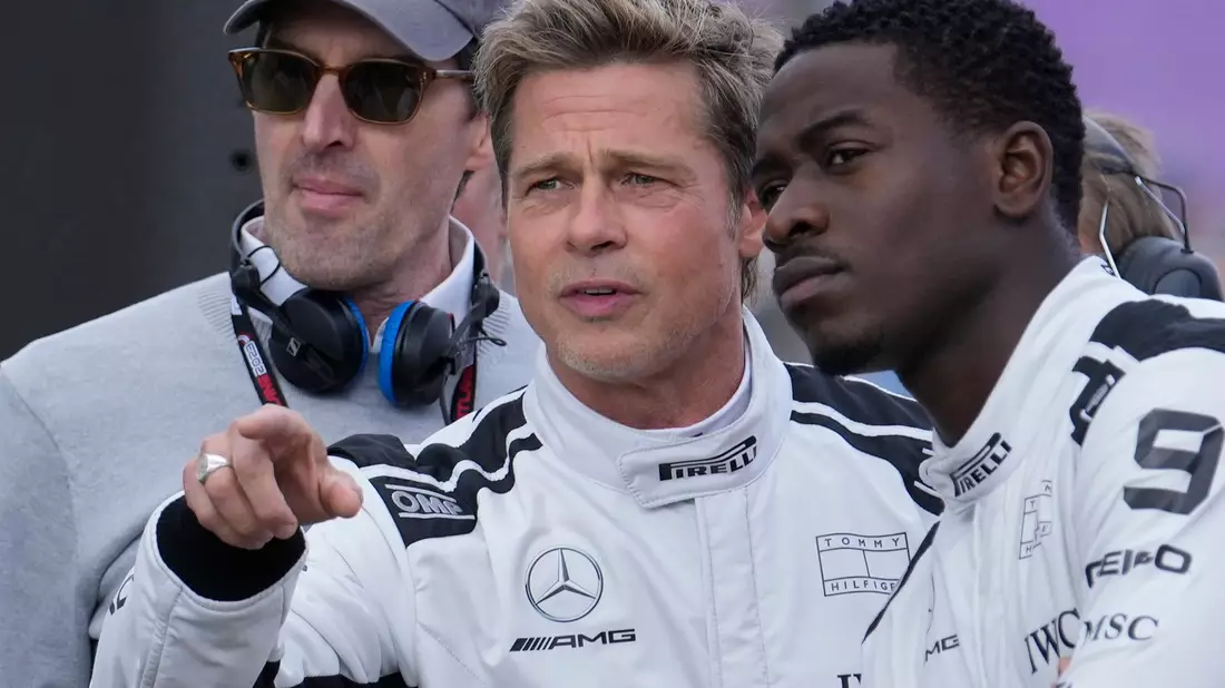 Bild von den Dreharbeiten im Sommer 2023 in Silverstone: Brad Pitt (Mitte) spricht mit Schauspielkollege Damson Idris (rechts). (Archivbild) - Bild: Luca Bruno/AP/dpa