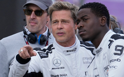 Bild von den Dreharbeiten im Sommer 2023 in Silverstone: Brad Pitt (Mitte) spricht mit Schauspielkollege Damson Idris (rechts). (Archivbild) - Foto: Luca Bruno/AP/dpa