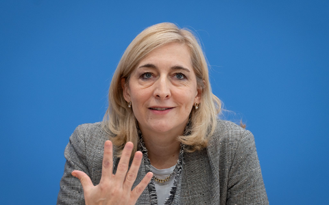 Gesundheitsministerin Nina Warken (CDU) will die Pflegeversicherung reformieren. (Archivfoto) - Foto: Soeren Stache/dpa
