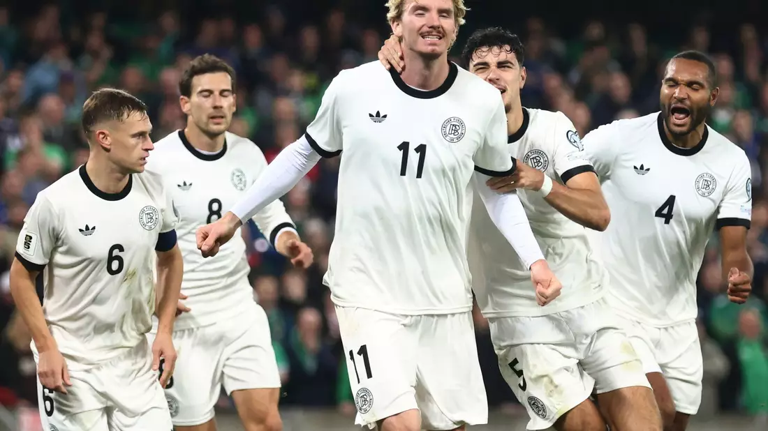 Mit der Schulter zu seinem ersten Länderspiel-Tor: Nick Woltemade. - Bild: Peter Morrison/AP/dpa