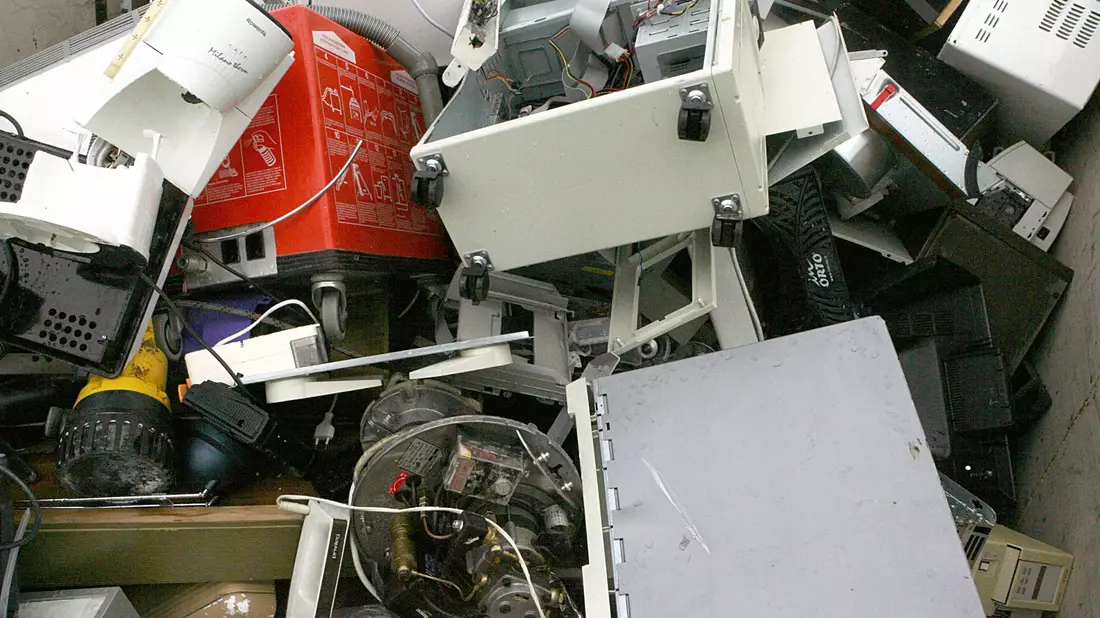Alte Computer und sonstiger Elektroschrott liegen in einem Container zur Abfallentsorgung. (Illustration) - Bild: Frank Mächler/dpa