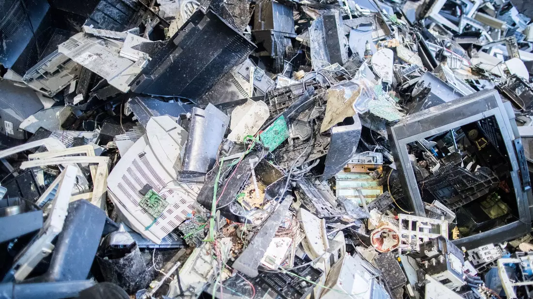 Elektroschrott liegt in einer Halle einer Recyclingfirma. (Archivbild) - Bild: Marcel Kusch/dpa