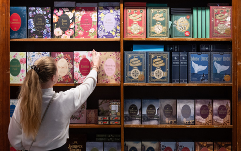 Neuerscheinungen entdecken, bei Lesungen und Diskussionen zuhören, Bücher signieren lassen: die Buchmesse ist vielfältig. (Archivbild) - Foto: Boris Roessler/dpa