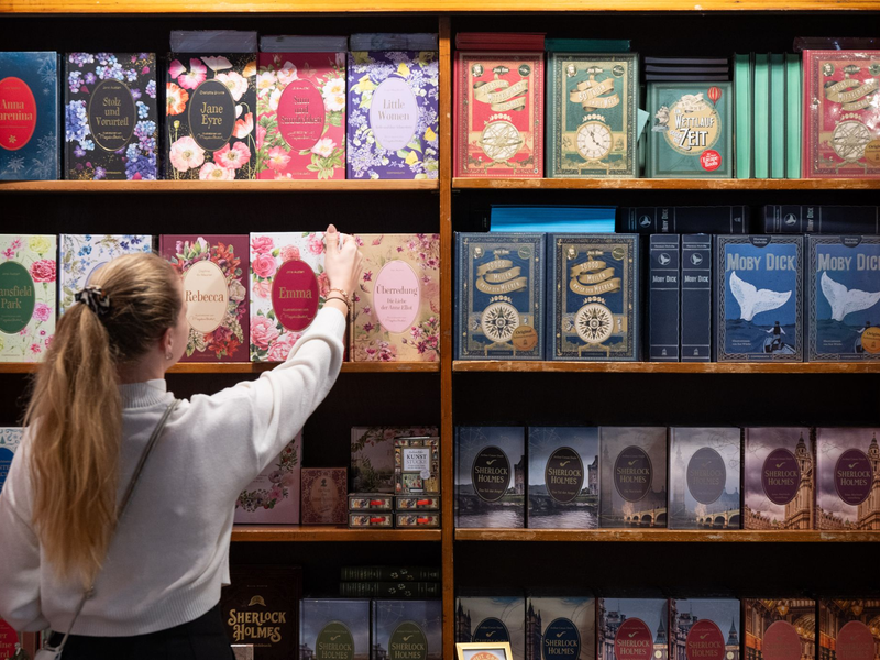 Neuerscheinungen entdecken, bei Lesungen und Diskussionen zuhören, Bücher signieren lassen: die Buchmesse ist vielfältig. (Archivbild) - Foto: Boris Roessler/dpa