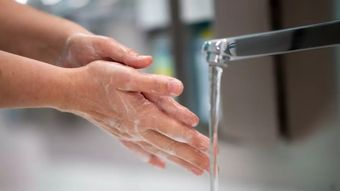 Wasser und Seife kann viele Viren verhindern. (Symbolfoto) - Bild: Jonas Güttler/dpa