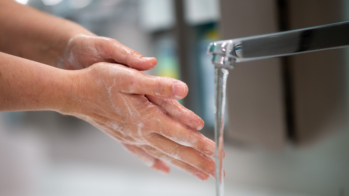 Händewaschen war insbesondere während der Corona-Pandemie ein großes Thema. (Symbolbild) - Foto: Jonas Güttler/dpa
