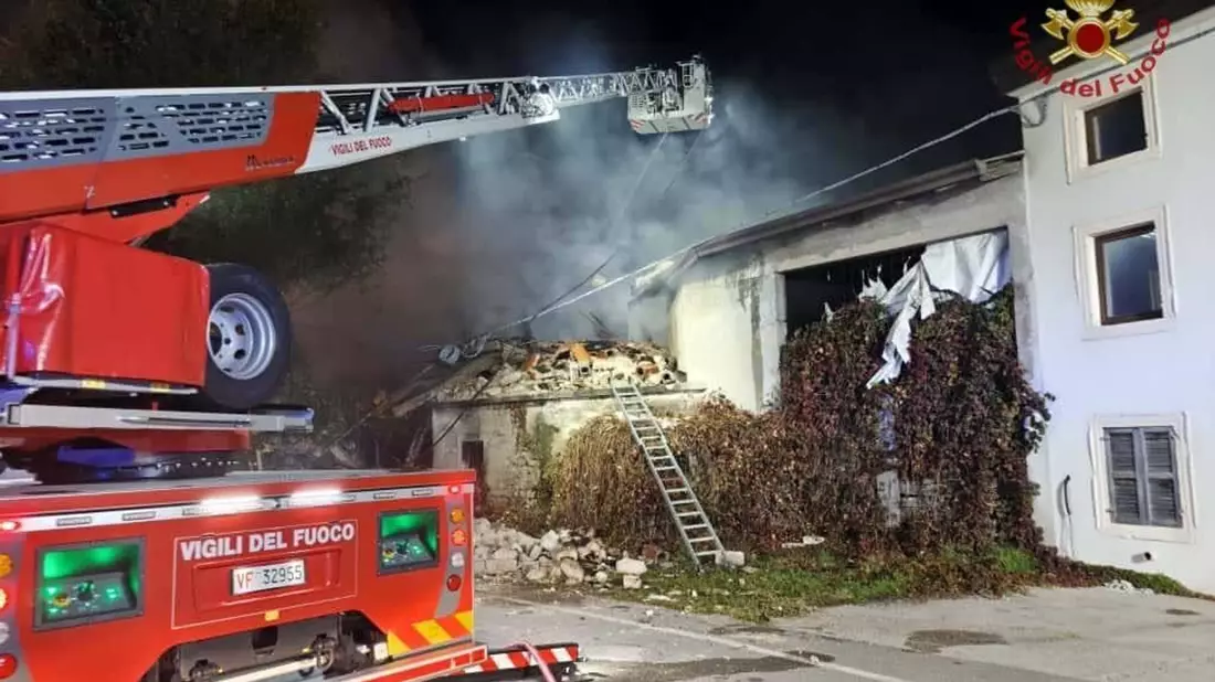 Bei der Explosion wurden drei Polizisten getötet.  - Bild: --/Italienische Feuerwehr/dpa