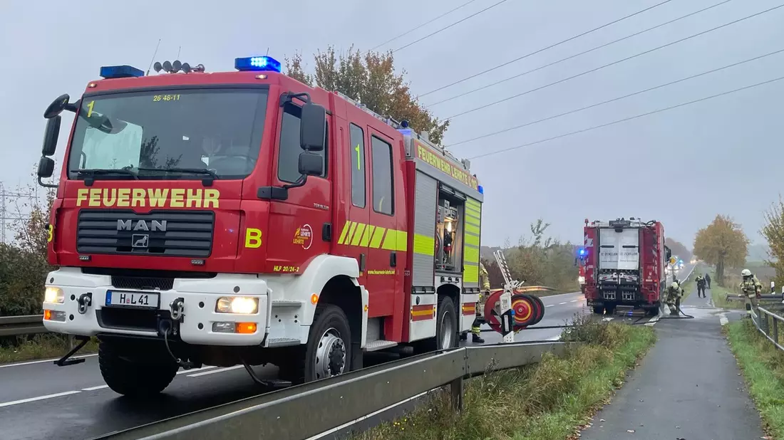 FW Lehrte: Müllwagen brennt auf der B443 zwischen Lehrte und Sehnde - Bild: presseportal.de