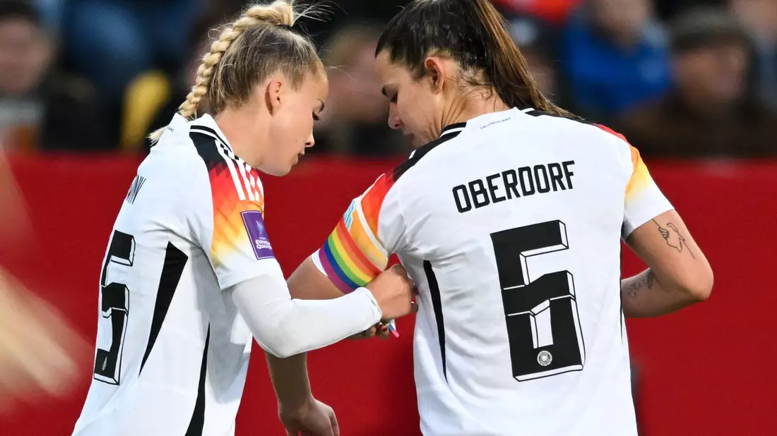 Das Bayern-Duo mit Giulia Gwinn (l.) und Lena Oberdorf kehrt ins Nationalteam zurück  - Bild: Sebastian Gollnow/dpa