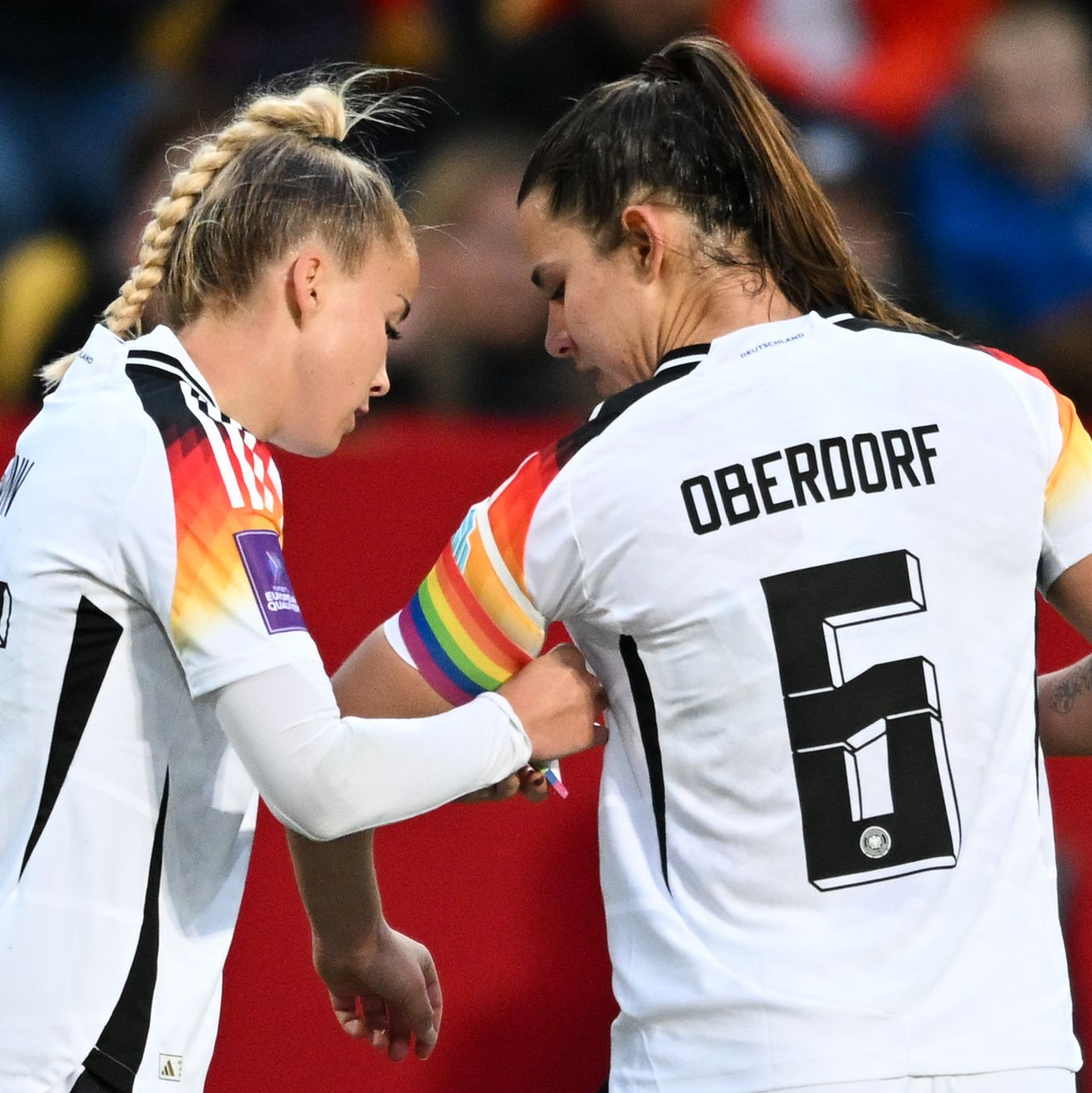 Das Bayern-Duo mit Giulia Gwinn (l.) und Lena Oberdorf kehrt ins Nationalteam zurück  - Foto: Sebastian Gollnow/dpa