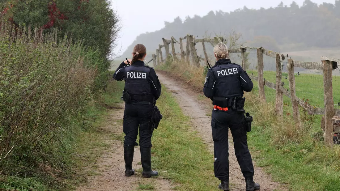 Mit großer Anstrengung suchte die Polizei nach dem Jungen. - Bild: Bernd Wüstneck/dpa