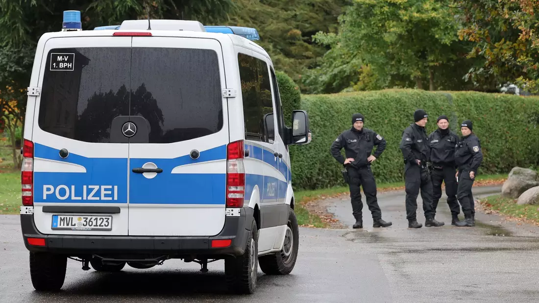 Ermittler gehen derzeit davon aus, dass es sich bei einer in einem Waldstück bei Güstrow gefundenen Kinderleiche um den vermissten achtjährigen Fabian handelt. - Bild: Bernd Wüstneck/dpa