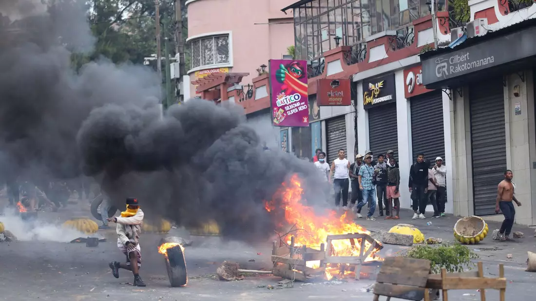 Die Proteste schlugen teils in Gewalt um. (Archivbild) - Bild: Mamyrael/AP/dpa