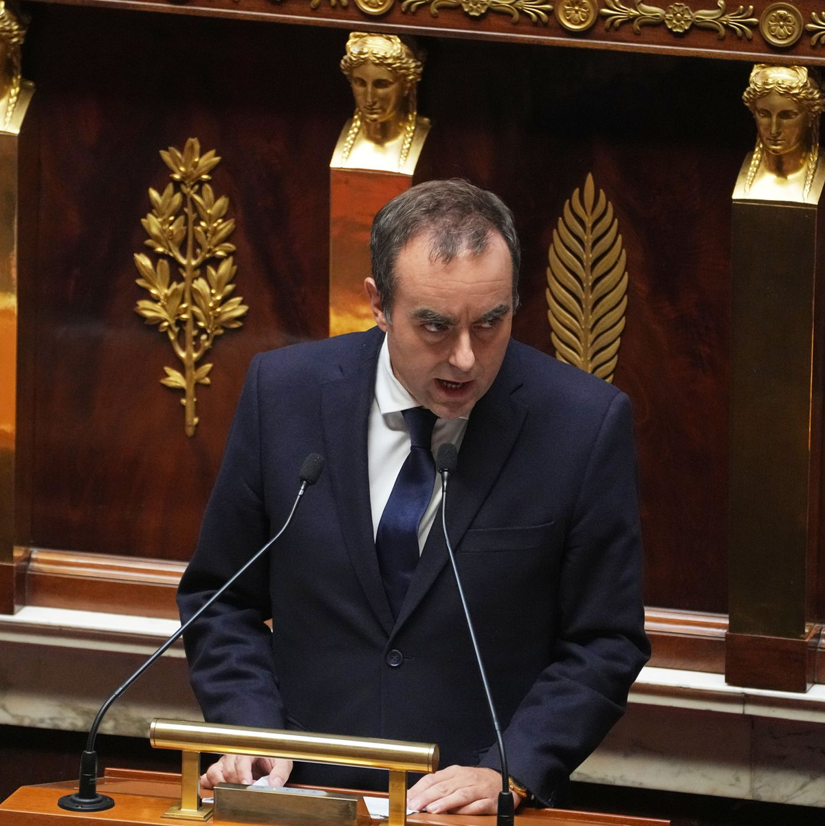 Le Pens rechtsnationale Partei hat einen Misstrauensantrag gegen die neue Regierung gestellt. - Foto: Thibault Camus/AP/dpa