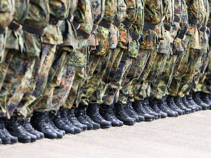 Wer wird gemustert oder eingezogen, wenn sich nicht genügend Freiwillige melden? (Archivbild) - Foto: Julian Stratenschulte/dpa