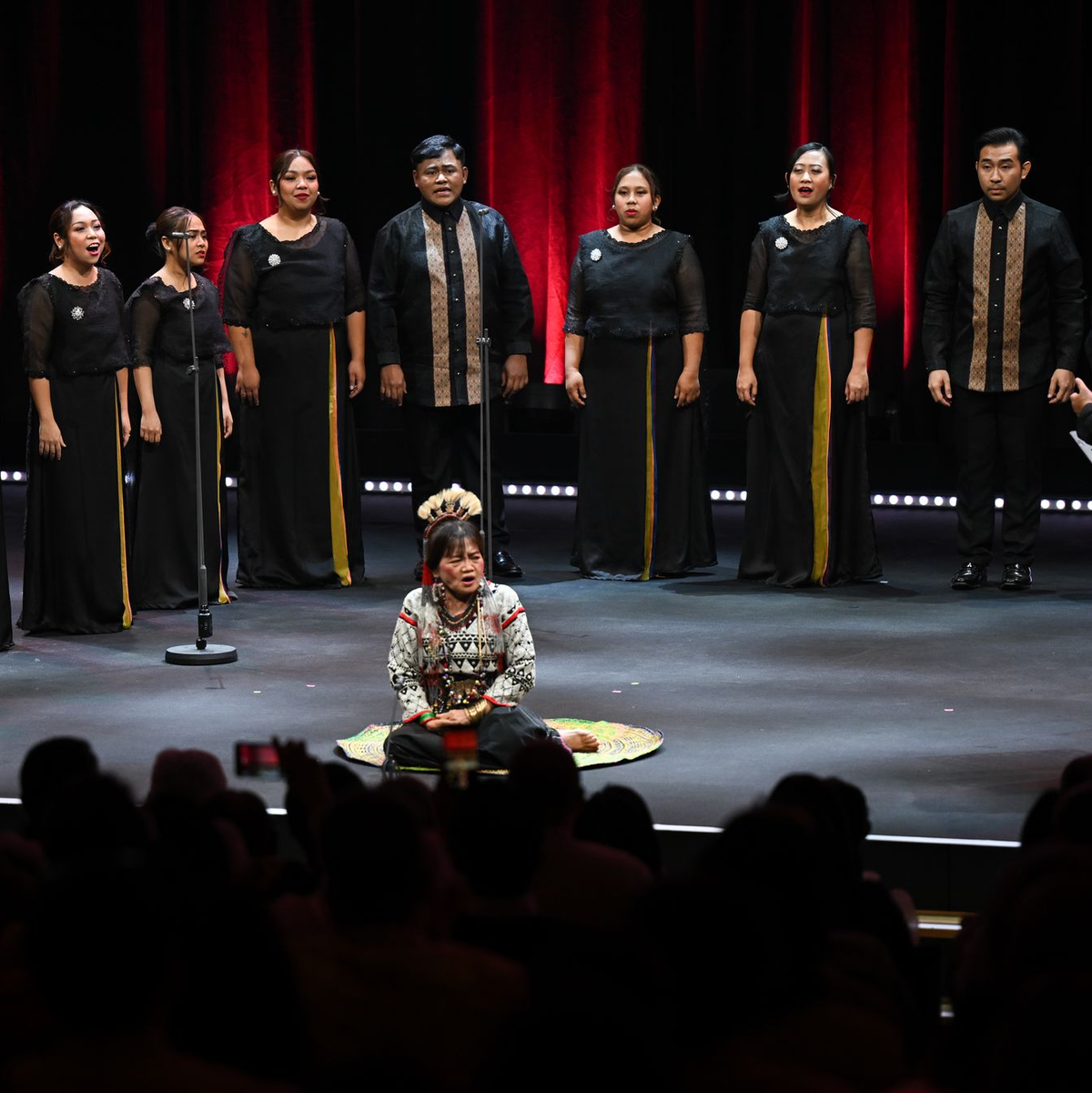 Drei Autorinnen von den Philippinen sind Teil der Eröffnungsfeier. - Foto: Arne Dedert/dpa