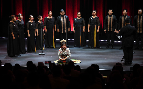 Drei Autorinnen von den Philippinen sind Teil der Eröffnungsfeier. - Foto: Arne Dedert/dpa