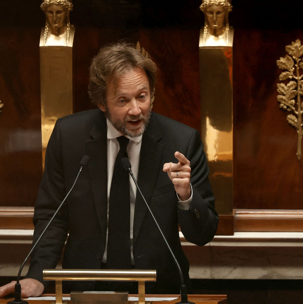 Der Fraktionschef von Frankreichs Sozialisten, Boris Vallaud, stellt sich in der politischen Krise hinter die Regierung. - Foto: Thomas Samson/AFP/dpa