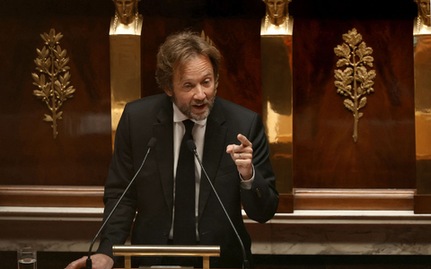 Der Fraktionschef von Frankreichs Sozialisten, Boris Vallaud, stellt sich in der politischen Krise hinter die Regierung. - Foto: Thomas Samson/AFP/dpa