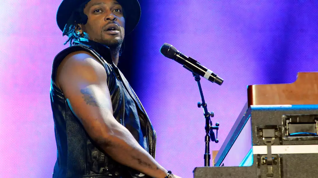 Der US-Musiker D'Angelo 2012 bei einem Auftritt in New Orleans. (Archivbild) - Bild: Cheryl Gerber/Invision/AP/dpa