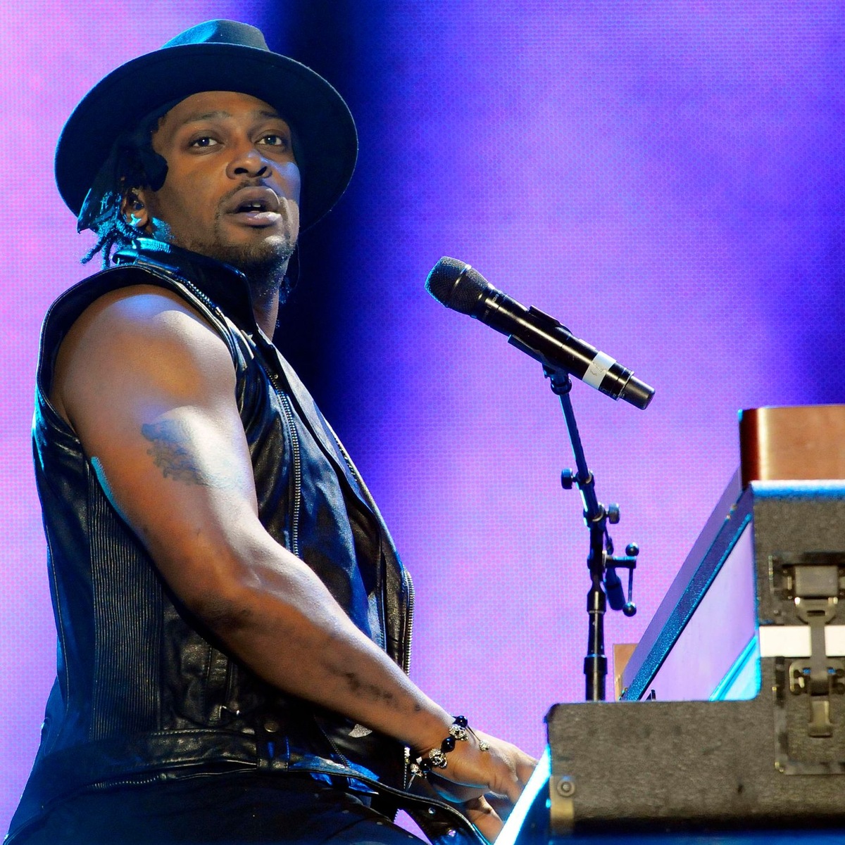 Der US-Musiker D'Angelo 2012 bei einem Auftritt in New Orleans. (Archivbild) - Foto: Cheryl Gerber/Invision/AP/dpa