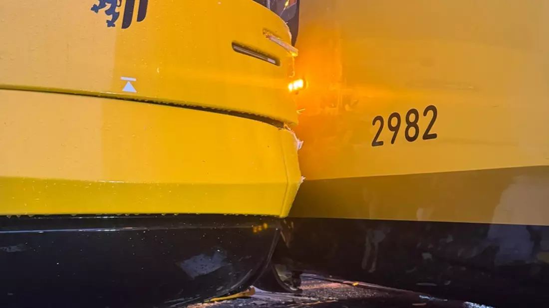FW Dresden: Verkehrsunfall zwischen zwei Straßenbahnen - sechs Verletzte - Bild: presseportal.de