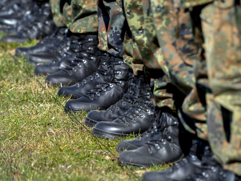Ein von der Union vorgeschlagenes Losverfahren beim Wehrdienst sorgt für Unmut in der SPD. (Archivbild)  - Foto: Soeren Stache/dpa
