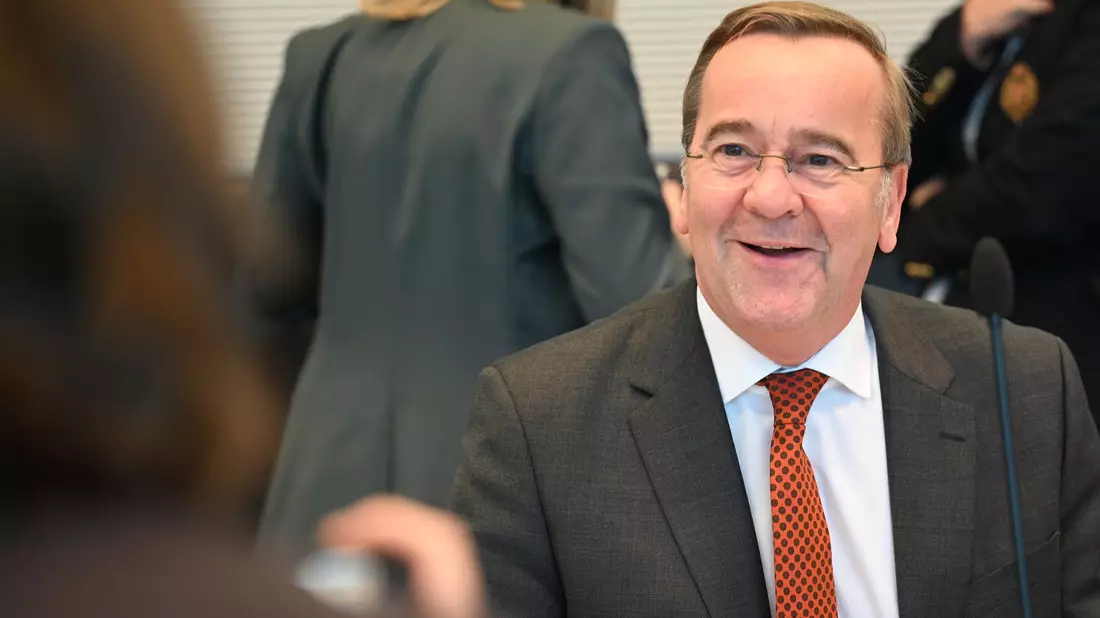 Der fröhliche Eindruck täuscht: In der SPD-Fraktionssitzung gab es von Verteidigungsminister Boris Pistorius sehr kritische Töne zum Wehrdienstvorschlag der Union.  - Bild: Niklas Graeber/dpa