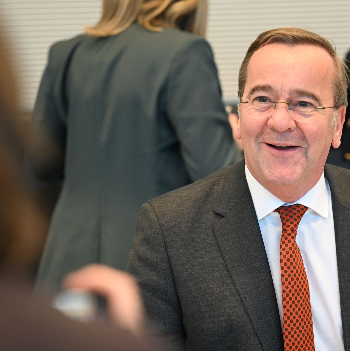 Der fröhliche Eindruck täuscht: In der SPD-Fraktionssitzung gab es von Verteidigungsminister Boris Pistorius sehr kritische Töne zum Wehrdienstvorschlag der Union.  - Foto: Niklas Graeber/dpa