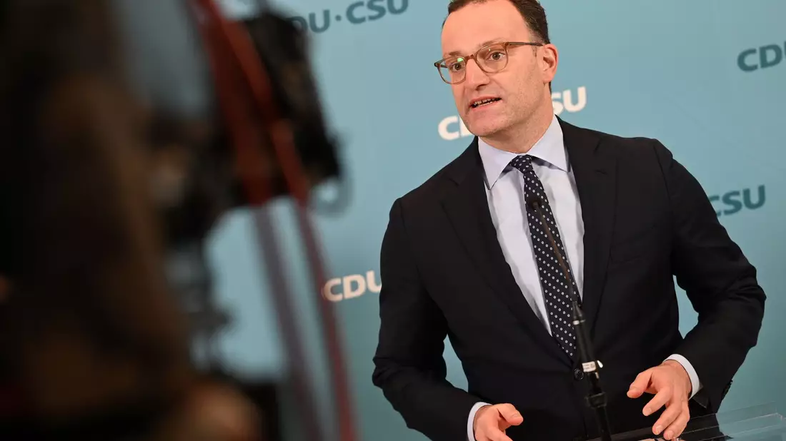 Unionsfraktionschef Jens Spahn zeigte sich am Nachmittag noch optimistisch.  - Bild: Niklas Graeber/dpa