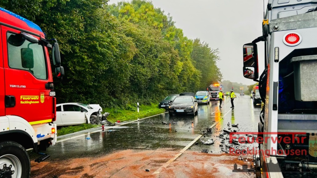 FW-RE: Frontalzusammenstoß - vier beteiligte Fahrzeuge - drei Verletzte, eine Person verstorben - Foto: presseportal.de
