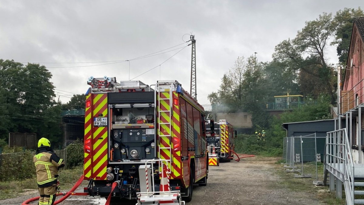FW-OB: Schadenfeuer unter Brücke - Mühlheimer Straße zeitweise voll gesperrt - Foto: presseportal.de