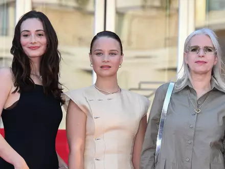 Maria Ehrich (l-r), Sonja Gerhardt und Annette Hess beim Photocall der TV-Serie «Ku’damm 77» in Cannes. - Foto: Gianluigi Jorio/SOPA Images via ZUMA Press Wire/dpa