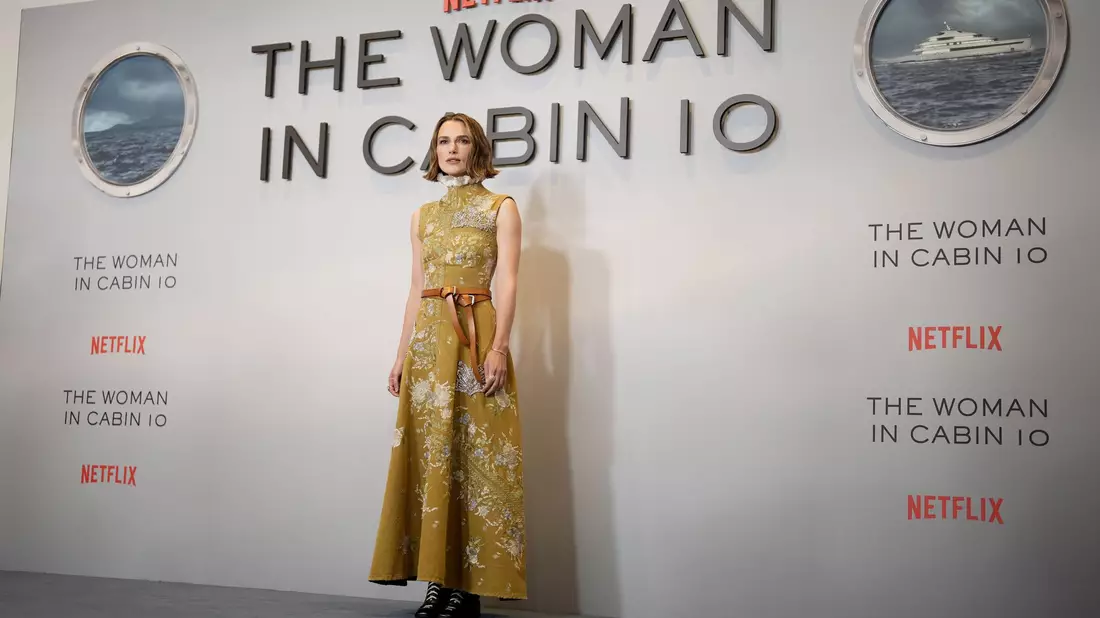 Keira Knightley vor einer «The Woman in Cabin 10»-Wand Ende September in London. (Archivbild) - Bild: Jordan Pettitt/PA Wire/dpa