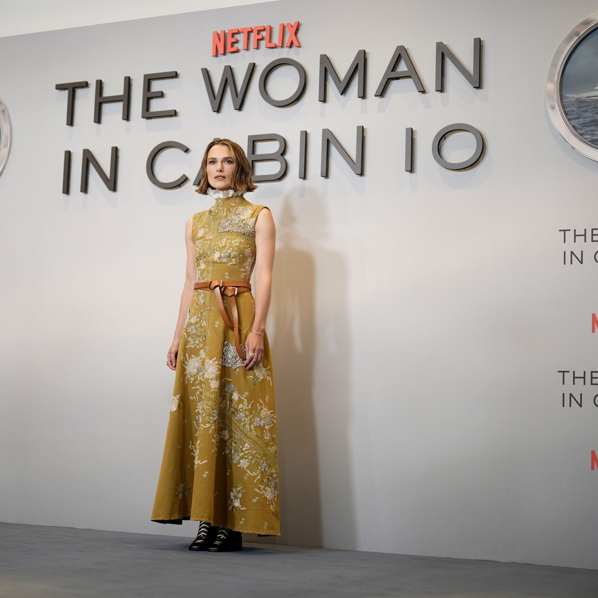Keira Knightley vor einer «The Woman in Cabin 10»-Wand Ende September in London. (Archivbild) - Foto: Jordan Pettitt/PA Wire/dpa