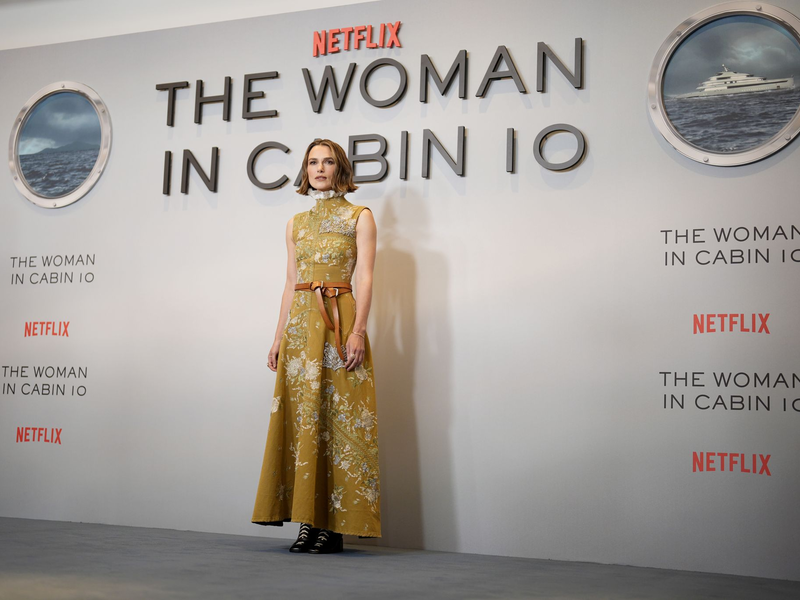 Keira Knightley vor einer «The Woman in Cabin 10»-Wand Ende September in London. (Archivbild) - Foto: Jordan Pettitt/PA Wire/dpa
