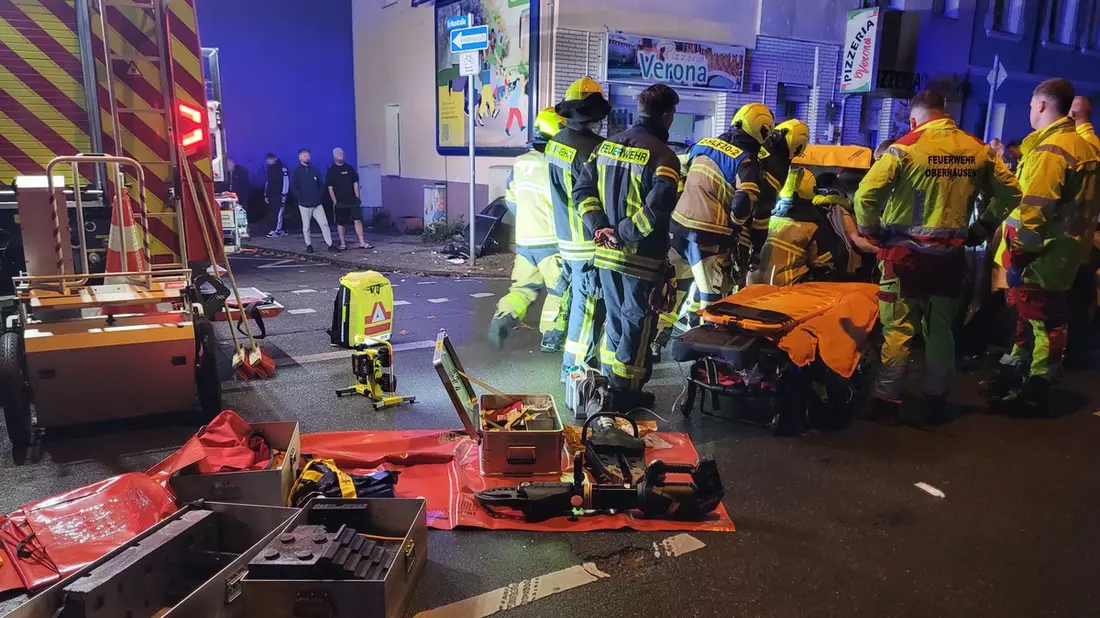 FW-OB: Technische Rettung nach schwerem Verkehrsunfall - Bild: presseportal.de