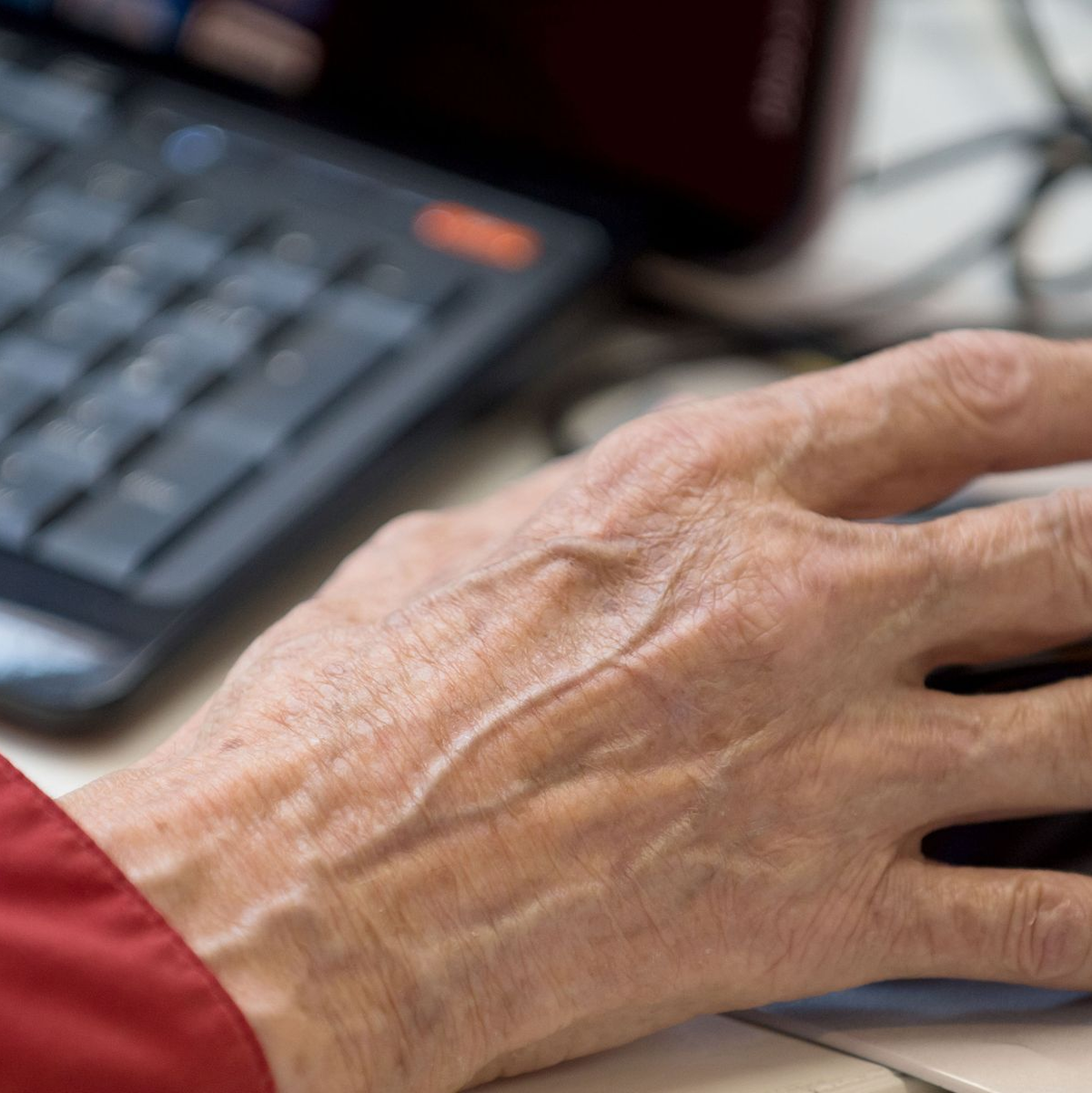 Ältere sollen mit steuerfreiem Zuverdienst im Job gehalten werden. (Archivfoto) - Foto: Tim Brakemeier/dpa