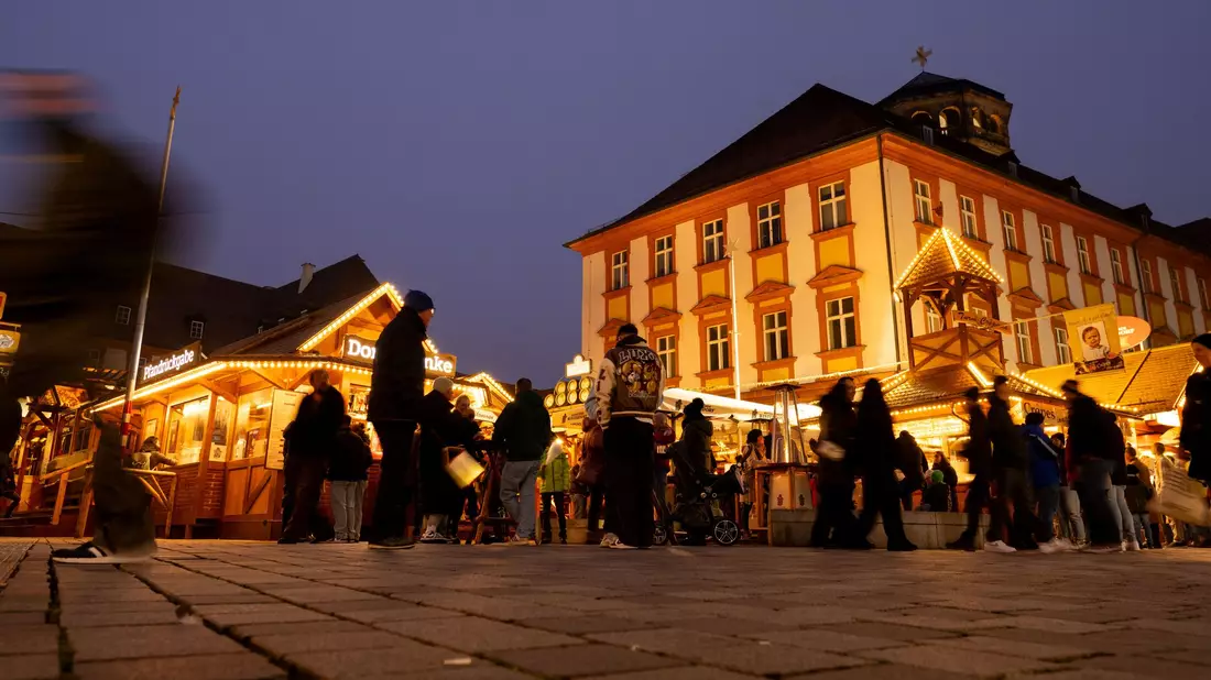 Das Winterdorf in der Bayreuther Fußgängerzone verbreitet schon ab Mitte Oktober weihnachtliche Stimmung. (Archivbild) - Bild: Pia Bayer/dpa