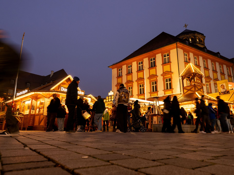 Das Winterdorf in der Bayreuther Fußgängerzone verbreitet schon ab Mitte Oktober weihnachtliche Stimmung. (Archivbild) - Foto: Pia Bayer/dpa