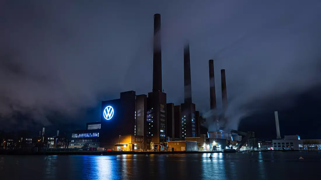 Bei VW in Wolfsburg drohen rote Zahlen - wegen der Probleme bei Porsche. (Archivbild) - Bild: Moritz Frankenberg/dpa