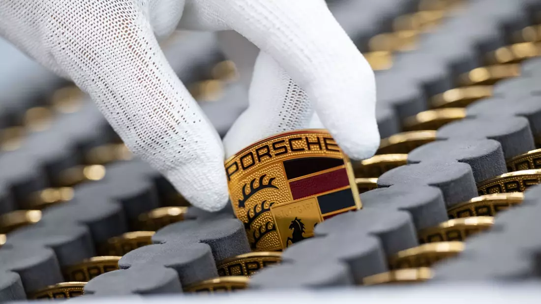 Der Sportwagenbauer Porsche ist bereits länger in schwerem Fahrwasser. - Bild: Marijan Murat/dpa