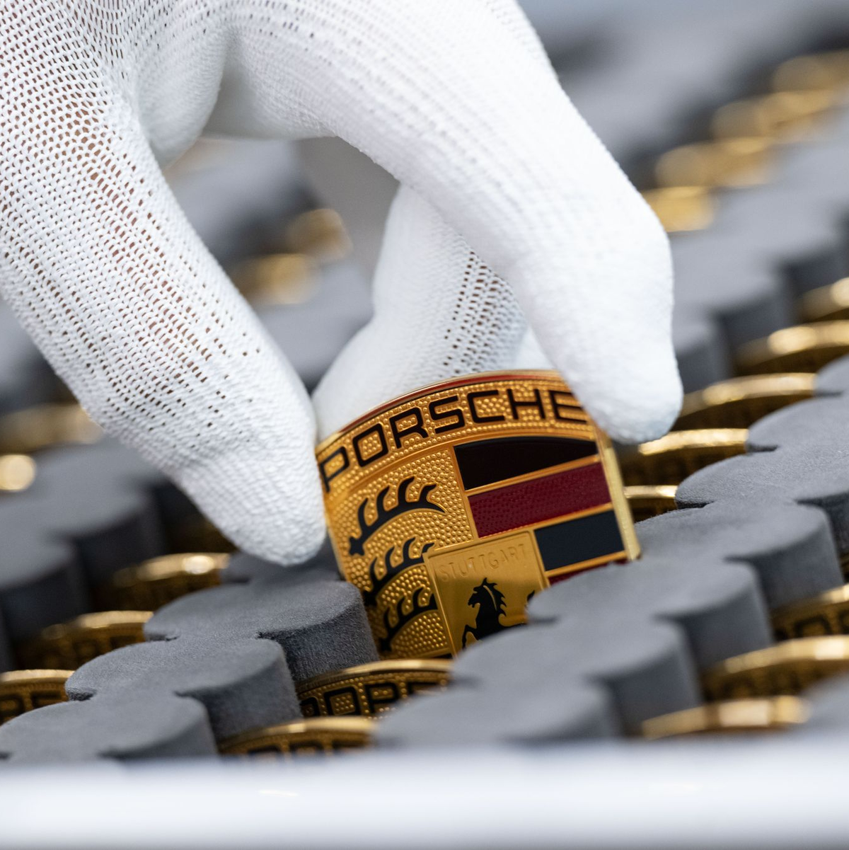 Der Sportwagenbauer Porsche ist bereits länger in schwerem Fahrwasser. - Foto: Marijan Murat/dpa