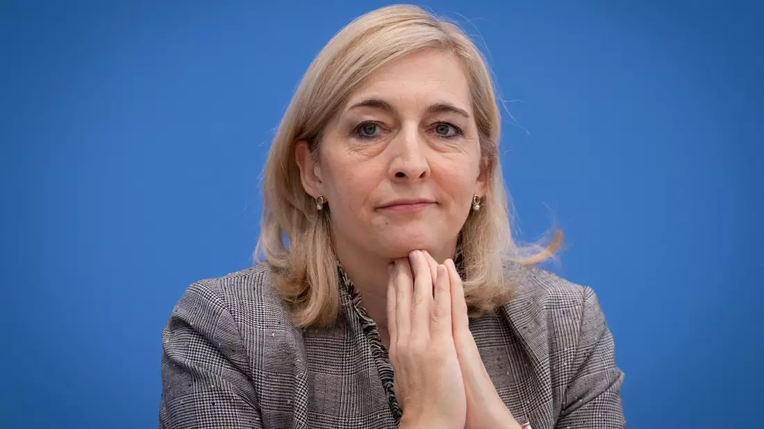 Ministerin Warken will jetzt vor allem bei den Klinik-Vergütungen sparen. (Archivbild) - Bild: Soeren Stache/dpa