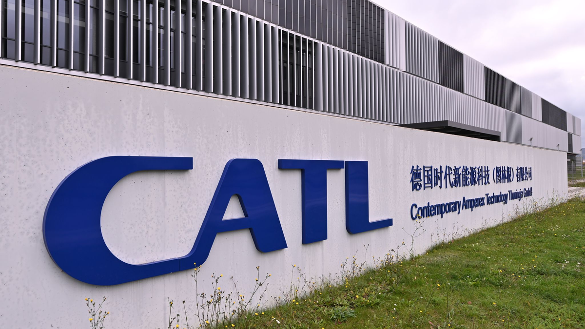 Batteriezellen werden beim Test in Arnstadt unterschiedlichen Umweltbedingungen ausgesetzt.  - Foto: Martin Schutt/dpa