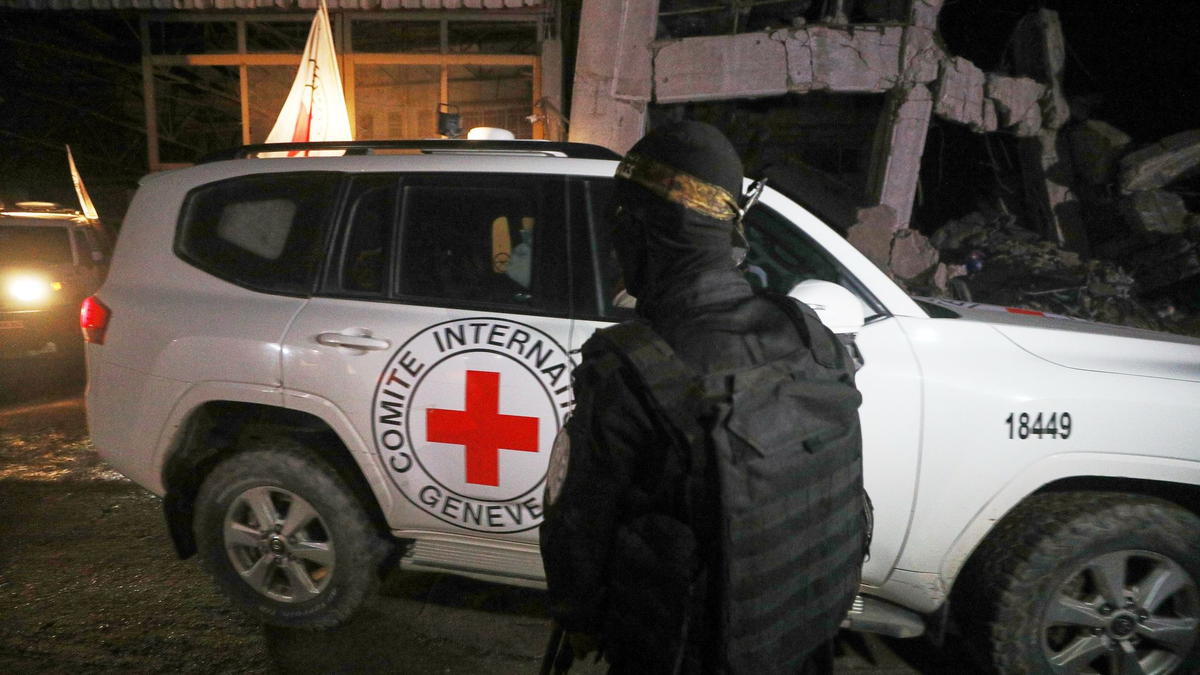 Die Hamas übergab im Gazastreifen einen Sarg an das Rote Kreuz, in dem sich die sterblichen Überreste einer Geisel befinden sollen. (Archivbild)  - Foto: Yousef Al Zanoun/AP/dpa