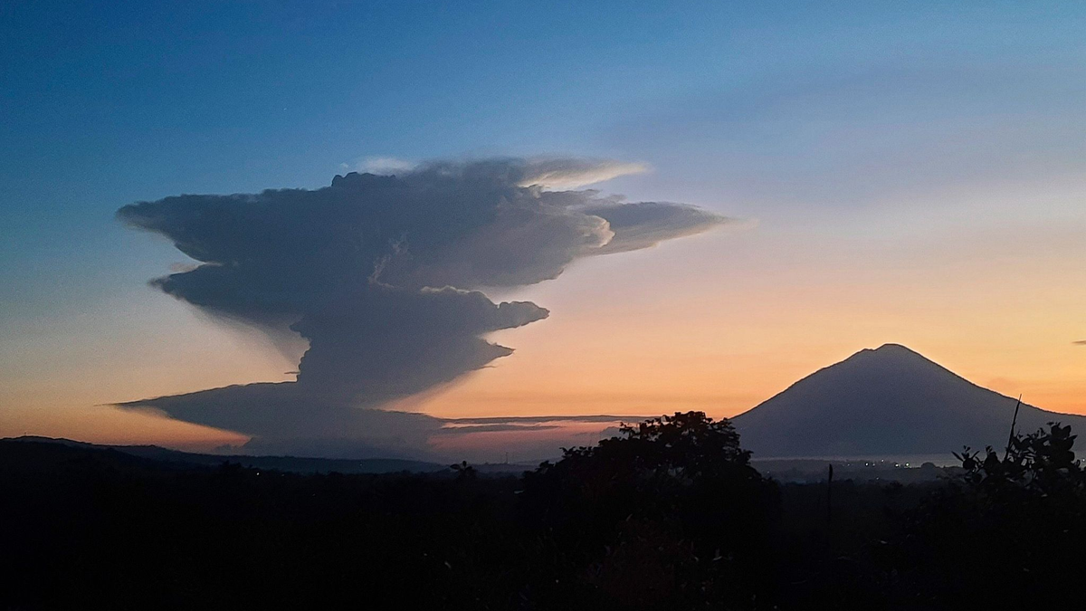 Immer wieder kommt es an dem Feuerberg zu Eruptionen, die Einwohner und auch Touristen in Schrecken versetzen. (Archivbild) - Foto: Andre Kriting/AP/dpa